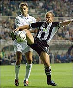 Shearer holds off Woodgate's challenge