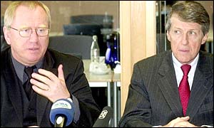 Gerhard Schmid (left), then head of Mobilcom, with Michel Bon in April 2000