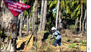 Tamil Tiger searches for mines in Sri Lanka