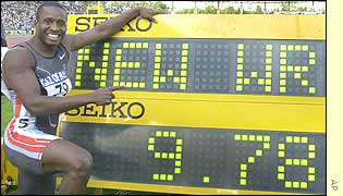 Tim Montgomery takes the world 100m record