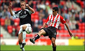 Sunderland's Claudio Reyna (right) battles with Sean Davis