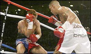 Fernando Vargas has the better of the early rounds against Oscar De La Hoya