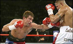 De la Hoya had a bad start but then started to turn the fight around 