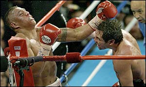 De la Hoya floored Vargas with a sweet left hook and pinned him in the corner when he got up 