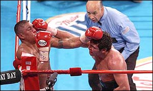 Oscar de la Hoya (right) forces Vargas into the corner