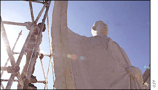 Statue of Saddam Hussein going up in Baghdad