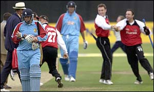  Mike Kasprowicz bowls a tight final over as Glamorgan claim victory 