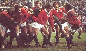 Bobby Windsor feeds Gareth Edwards in the Cape Town Test