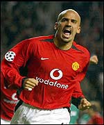 Juan Sebastian Veron is on target for Manchester United