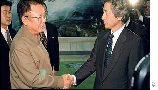 Kim Jong-il (left) and Junichiro Koizumi shake hands after their meeting this week