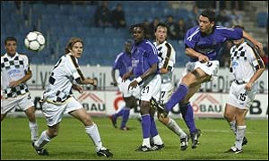 Rolande Zarate pulls a goal back for Livingston
