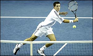 Henman's form continues to shine and he clinches the second set 6-3