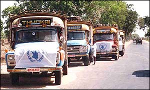 Lorries transporting WFP food passing into northern Sri Lanka