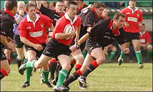 Jarrod Murphy makes a break for Caerphilly