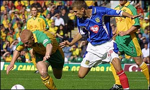 Norwich's Gary Holt tries to keep the ball from Gary O'Neil of Portsmouth