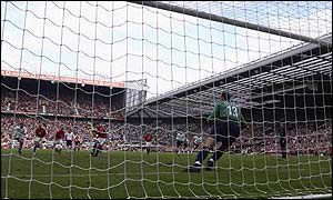 Van Nistelrooy sends Keller the wrong way from the spot