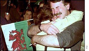 Welsh Assembly devolution referendum celebration, 1997