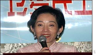 Wu Shu-chen speaks at the National Arts Club in New York 