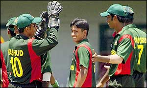 Mohammad Ashraful celebrates the wicket of New Zealand's Matthew Sinclair