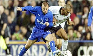 Neither team takes the initiative early on in the match