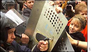 Opposition leader Yulia Tymoshenko (R) is blocked by riot police 