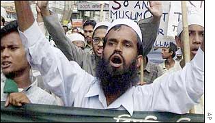 Muslim activists demonstrate in Dhaka