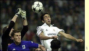Raul heads the ball against Genk