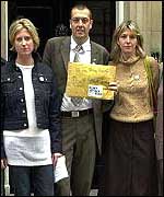 Celebrity delegation against war in Iraq