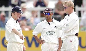 Steve Waugh gives Kent skipper David Fulton a few pointers