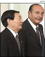 French President Jacques Chirac [r] with Chinese Prime Minister Zhu Rongji 