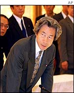 Koizumi bows to families of the missing Japanese