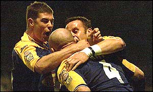 Leeds congratulate Keith Senior on his hat-trick try