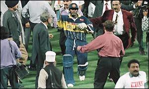 Aravinda de Silva leaves the field after winning the final