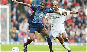 Kanu sinks Leeds with a second goal to seal a 4-1 win for the Gunners