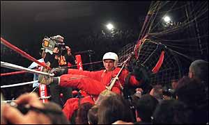 James Miller parachutes into the ring at the Riddick Bowe-Evander Holyfield fight