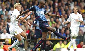 Arsenal's Gilberto Silva (centre)