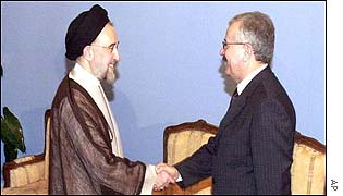 Iranian President Mohammad Khatami (left) and Iraqi Foreign Minister Naji Sabri