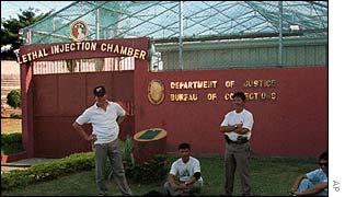 Prison guards relax outside the death chamber of the National Penitentiary at Muntinlupa