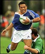 Afato So'oalo takes on Ireland's Geordan Murphy at Lansdowne Road