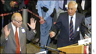 Chief UN weapons inspector Hans Blix (l) with Iraqi delegation head Amir al-Sadi after talks