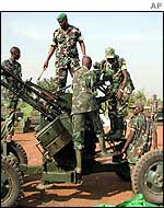 Rwandan forces dismantle an anti-aircraft gun 