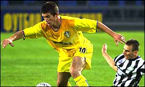 Harry Kewell goes past a Metalurg Zaporizhzhya defender