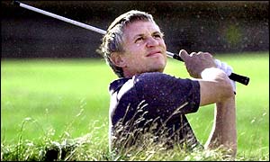 Gary Lineker plays to the green on the 18th at Carnoustie