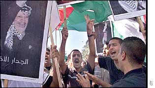 Palestinians demonstrating in Gaza against the US law 