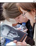 Pilgrims reading book about Escriva