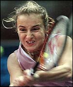 Magdalena Maleeva in action against Amelie Mauresmo