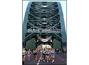 Sonia O'Sullivan leads the pack over the Tyne Bridge 