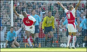 Kanu scores two in the first nine minutes as Arsenal stun Sunderland