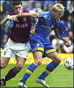 Alan Smith holds off Gareth Barry