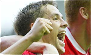 Liverpool win to close the gap with Arsenal to two points at the top of the Premiership